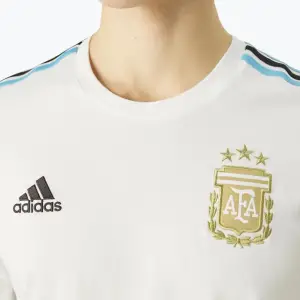 ADIDAS PERFORMANCE ARGENTINA DNA 3-STRIPES TEE